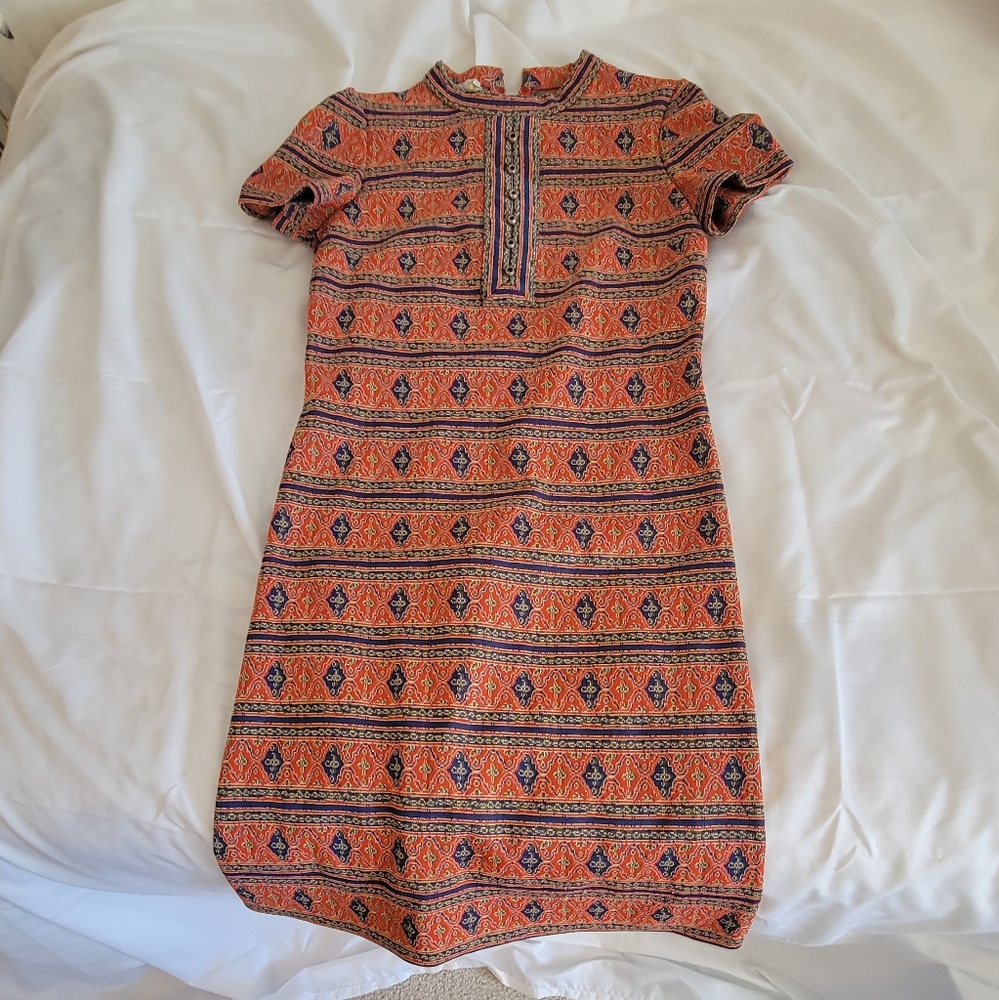 Vintage 1960s shift dress with beautiful green blue design. Real vintage!!
